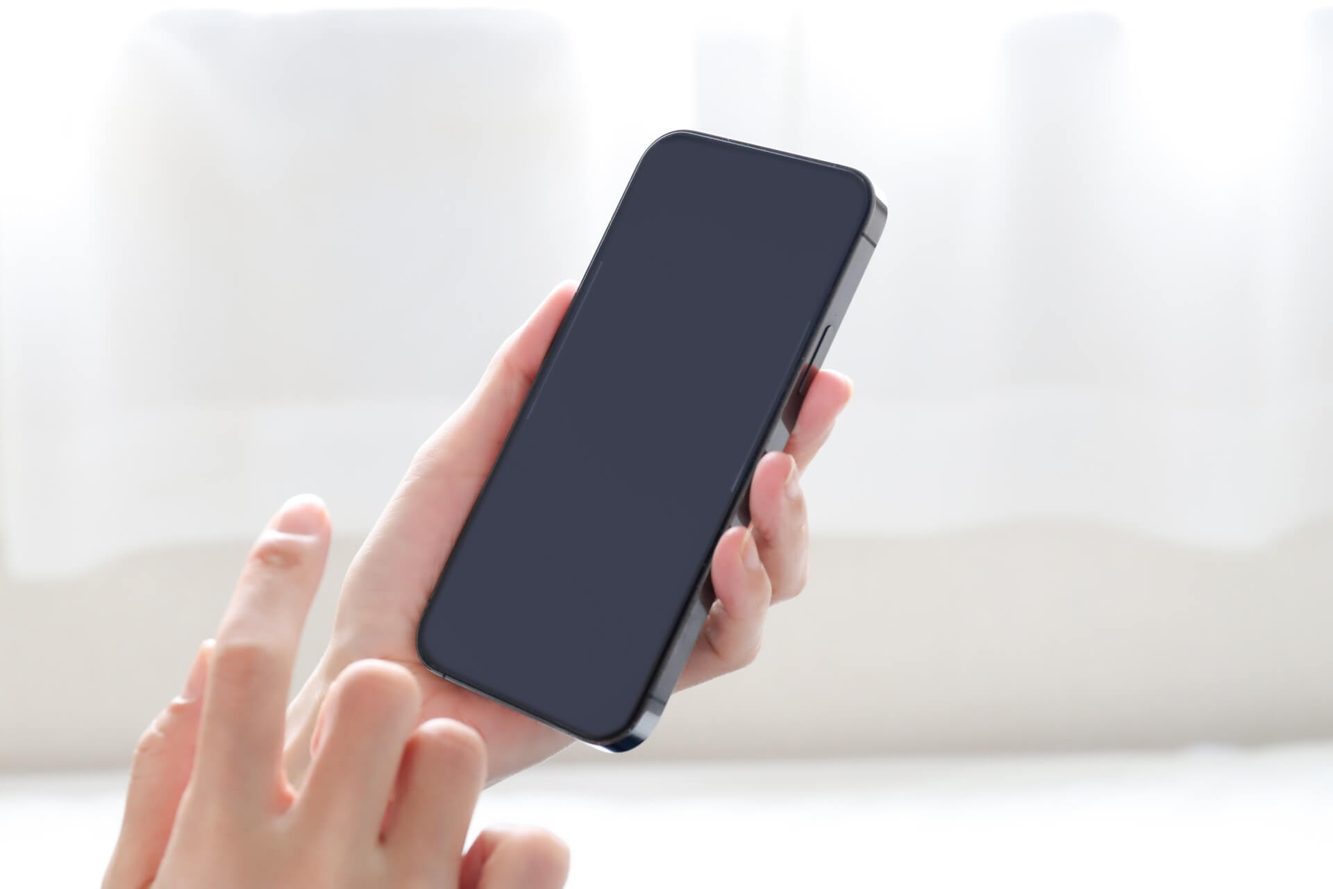 スマホを扱っている様子